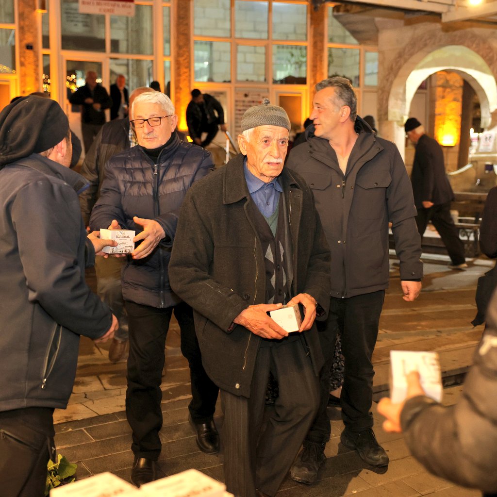 Regaip Kandili Dolasıyla Vatandaşlarımıza İkramda Bulunduk.