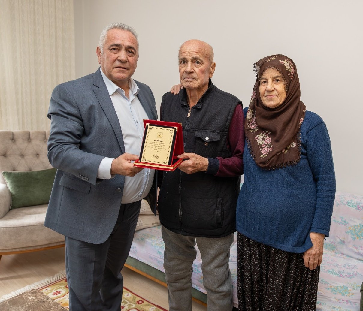 Hayırsever Ahmet Daşdeler'e Plaket Takdimi
