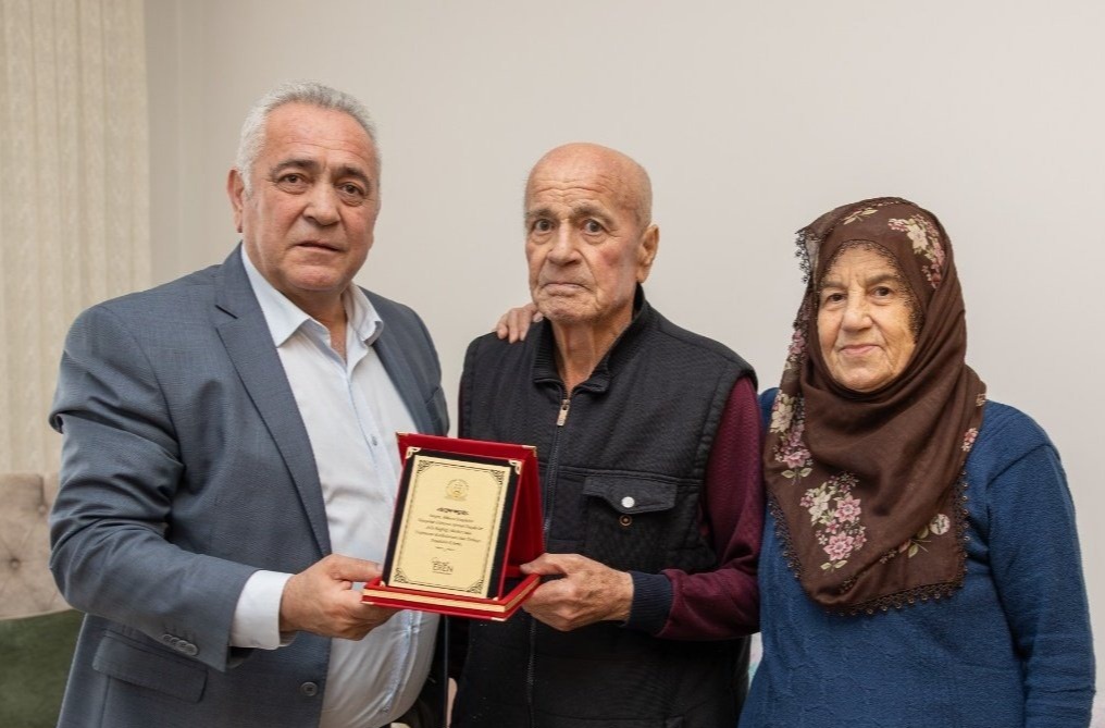 Hayırsever Ahmet Daşdeler'e Plaket Takdimi